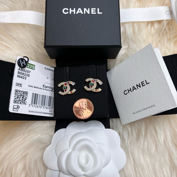 NEW Chanel Multicolors Pearls and Crystals Stud Earrings Light Gold Hardware - Picture 3 of 8
